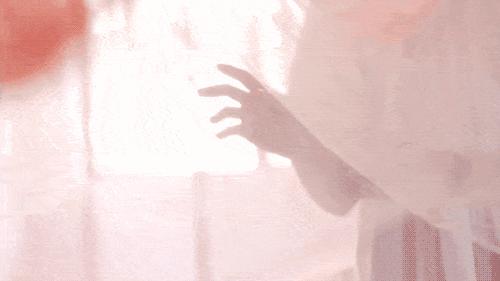 24岁女孩缝出巨型子宫，请人走进去，感受被母体包裹的温柔