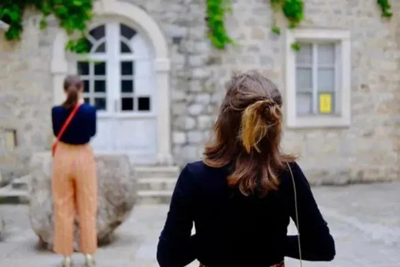 人与人之间除了友谊爱情还有什么,长久的友情不如廉价的爱情