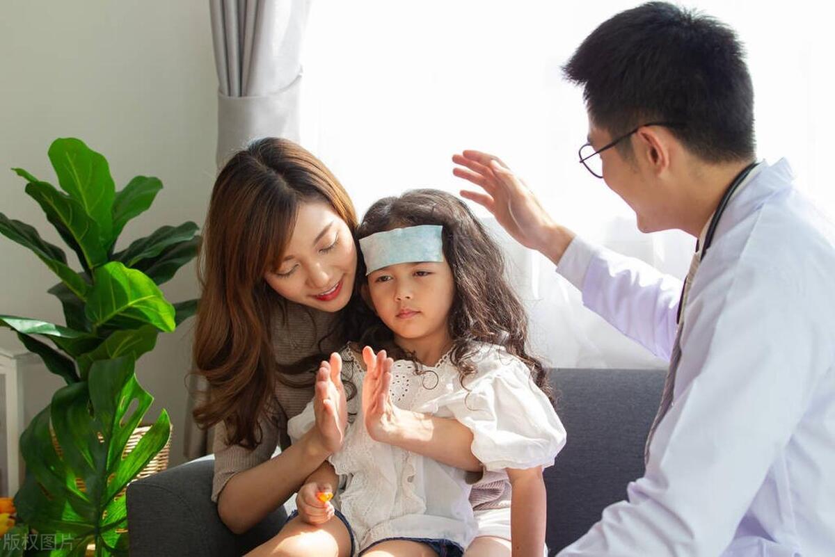 发烧吃完退烧药是捂汗还是散热好,孩子发烧到底是该捂汗还是散热