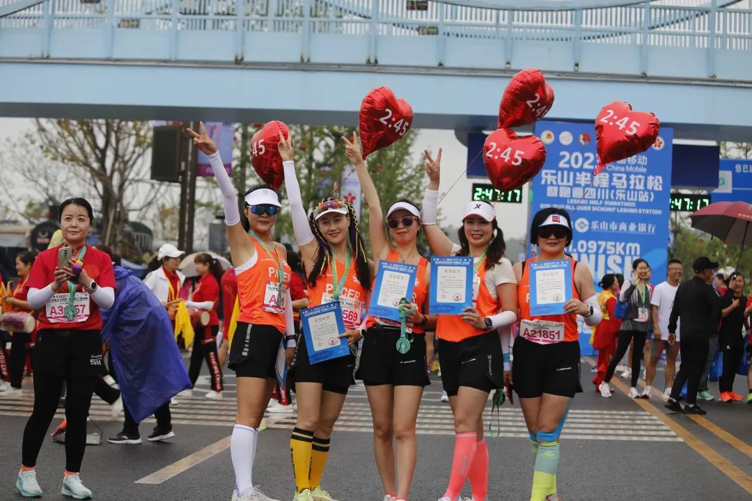 万人一起骑马的视频,万人齐跑马拉松