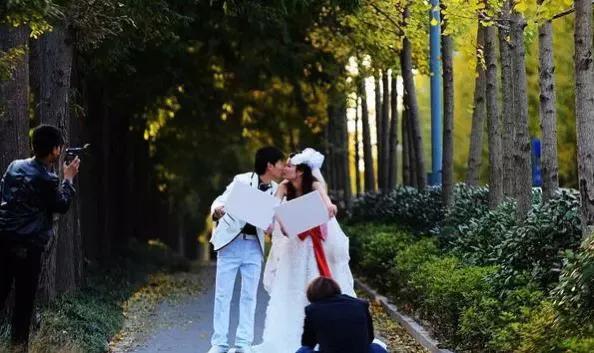 相亲约在楼下烧烤摊,女子气爆了😂。