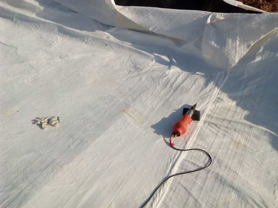 400克复合土工布多少钱一平方,水沟复合土工布施工