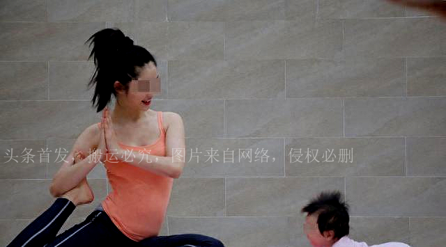 妈妈瑜伽倒立孩子爬过来,婴儿倒立瑜伽视频