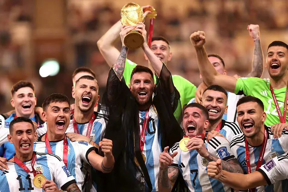 梅西夺冠后亲吻妻子,梅西夺冠亲吻爱妻