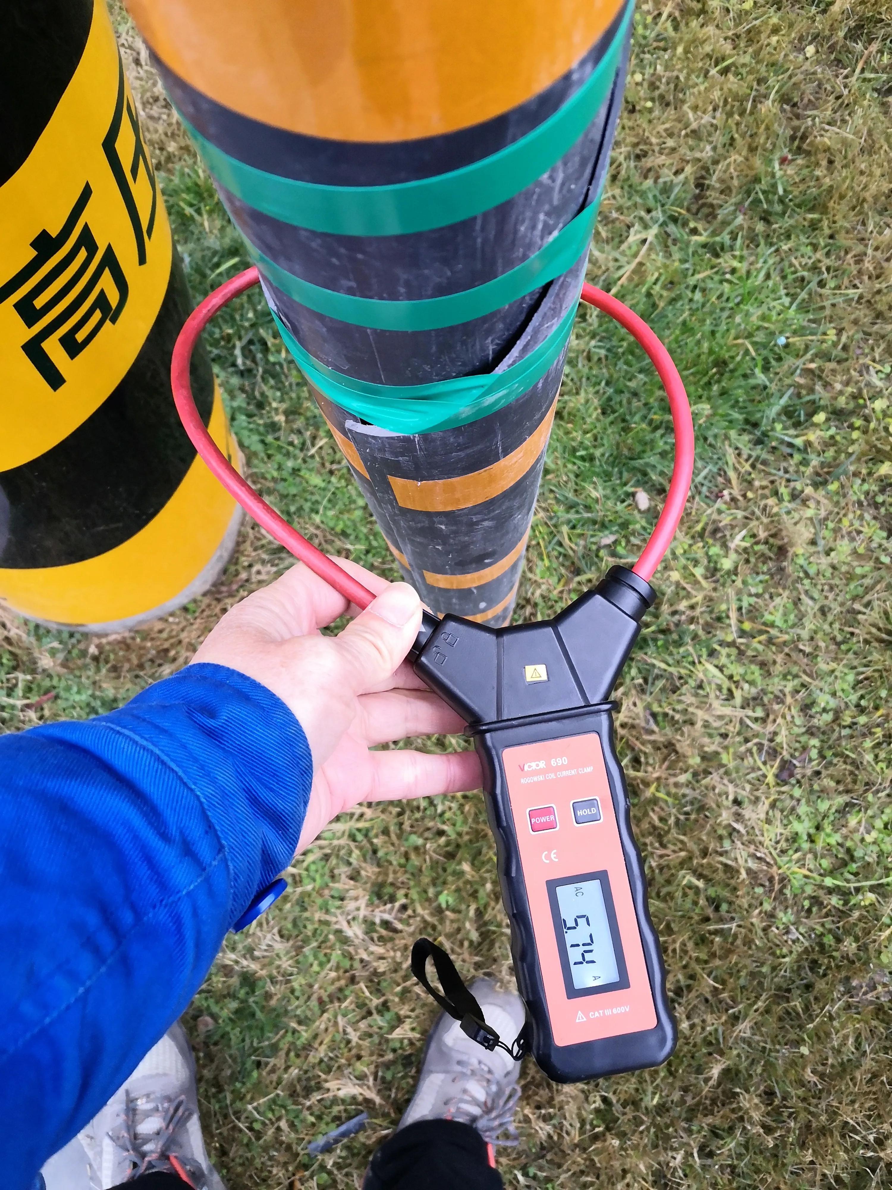 全台区客户夜间灯关了还微亮，怀疑零火线接反，使出绝招找到问题