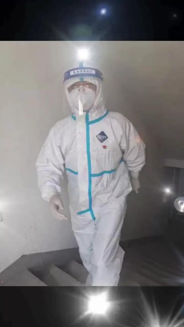 让党徽在疫情防控中闪光,让初心在抗击疫情中绽放光芒