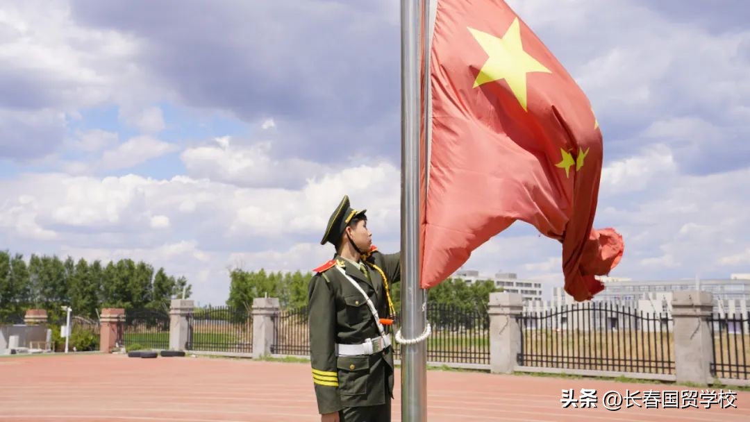 绿茵逐梦想拼搏向未来我校第一届“黄金杯”超级足球联赛圆满结束