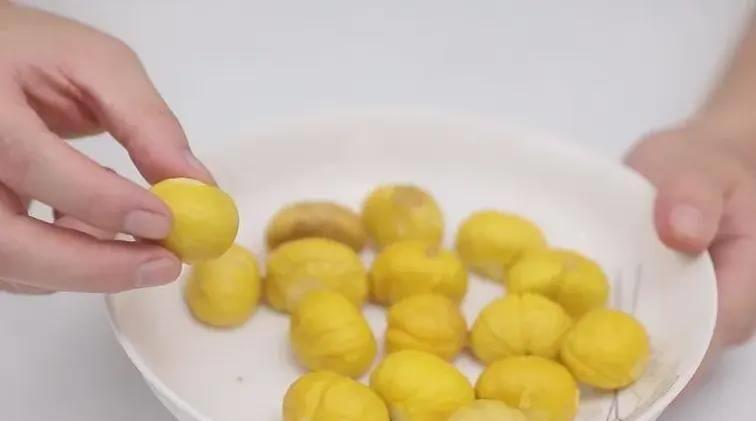 板栗壳难剥的做法,剥了硬壳的板栗的做法大全