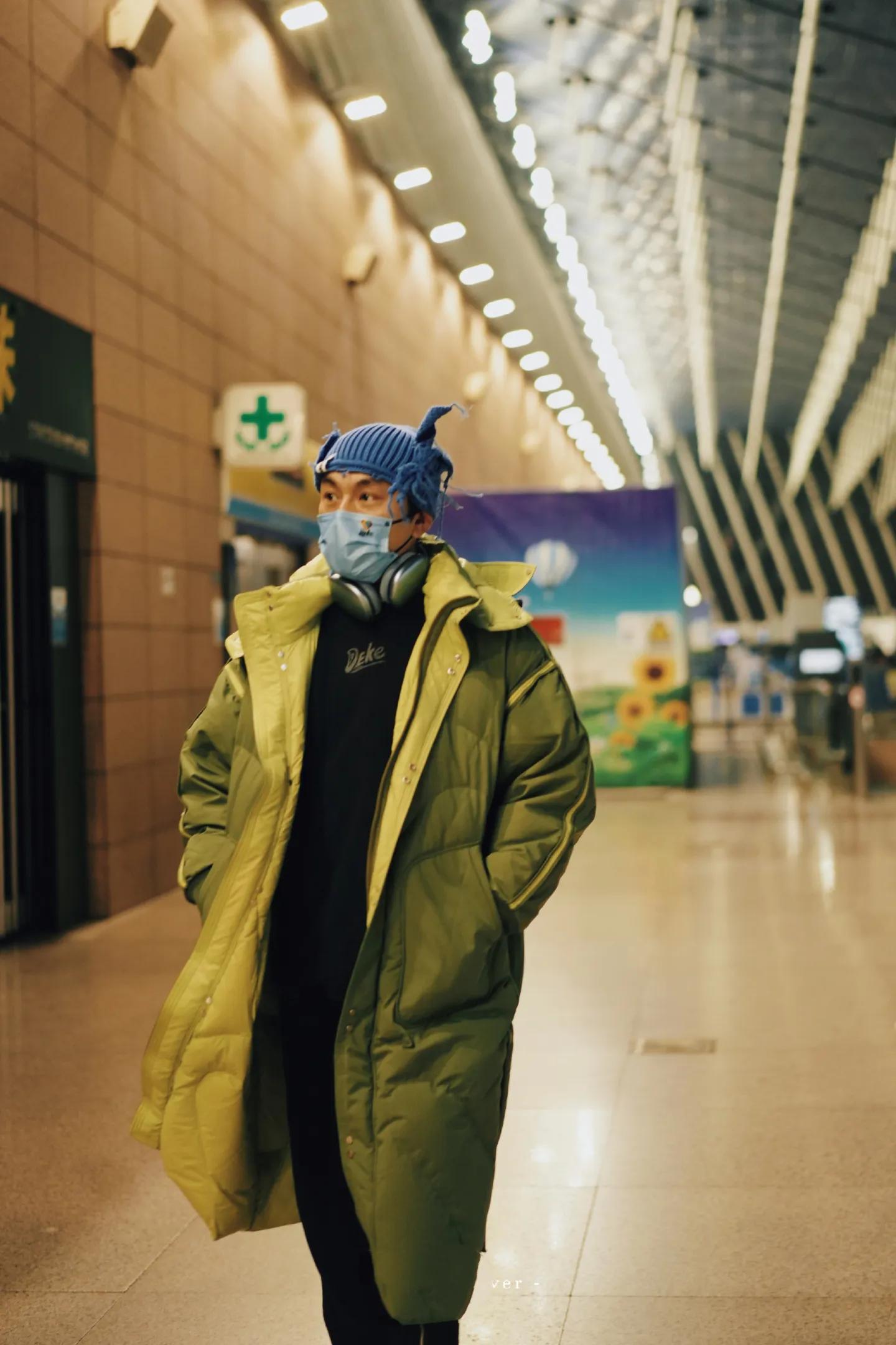 秦昊橘色羽绒服,秦昊同款外套