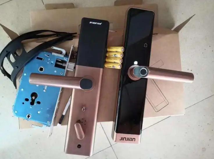 装修公司密码怎么装在门上的,装修公司的密码锁怎么开