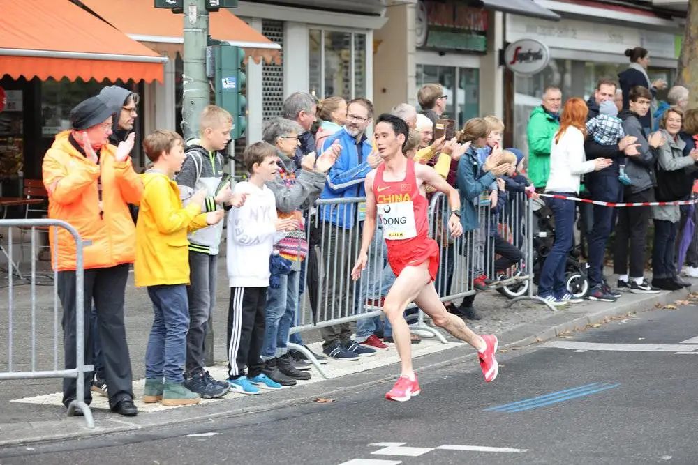 中国马拉松冠军都穿什么跑鞋,国际马拉松运动员穿的鞋