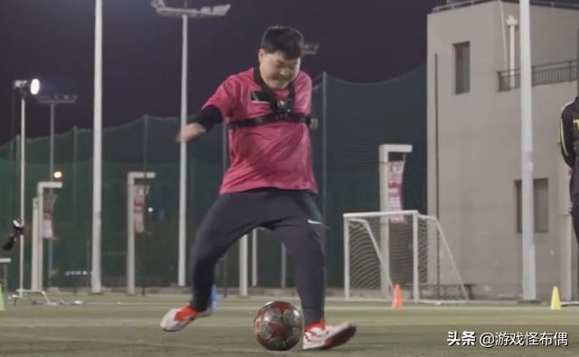 Uzi向中国BOY发起足球挑战，却惨败被罚，粉丝：我教你怎么扳回