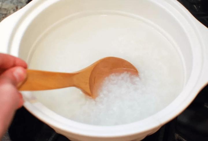 幼犬拉稀像泥浆很臭但精神很好,金毛幼犬拉稀脱水没精神会死吗