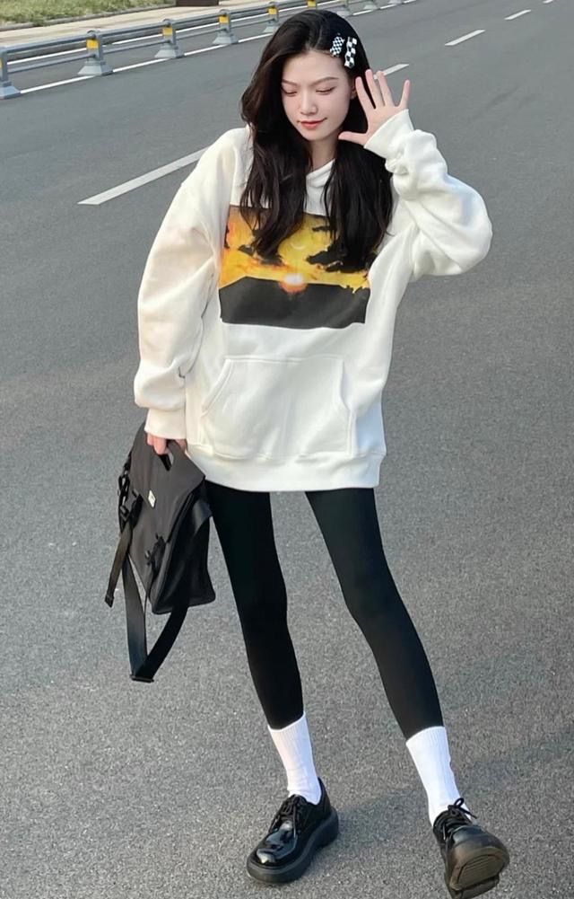 今年冬天穿什么袜裤,田园女生穿打底袜过冬