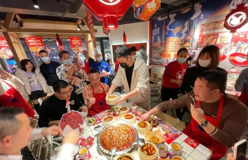 陈赫如何挣钱,陈赫一年收入300多家门店