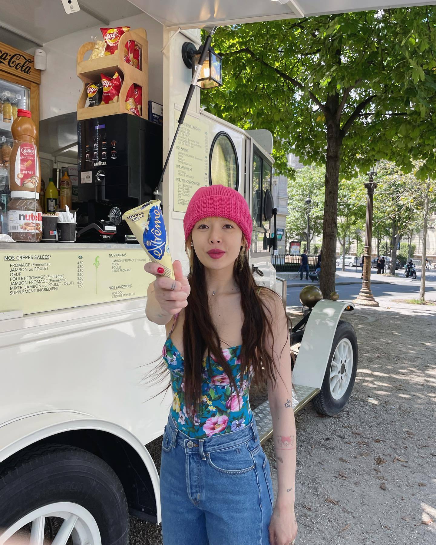 泫雅夏日最新照,泫雅风彩虹针织帽