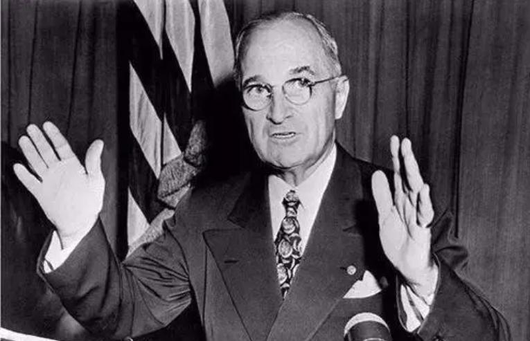 美国记者长津湖被志愿军俘虏，却靠拍照赚百万美元，成人生赢家