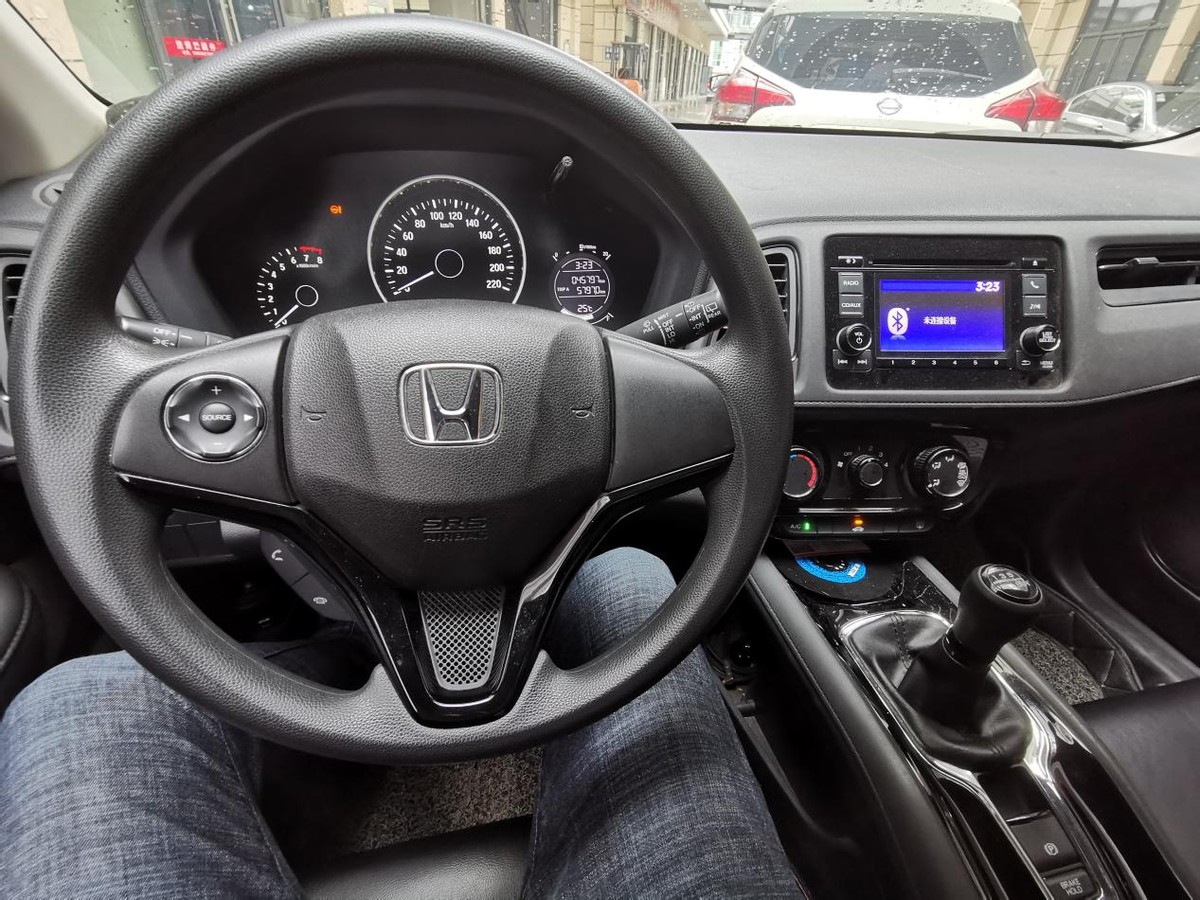 汽车里一股臭脚味,汽车脚垫有臭味怎么消除