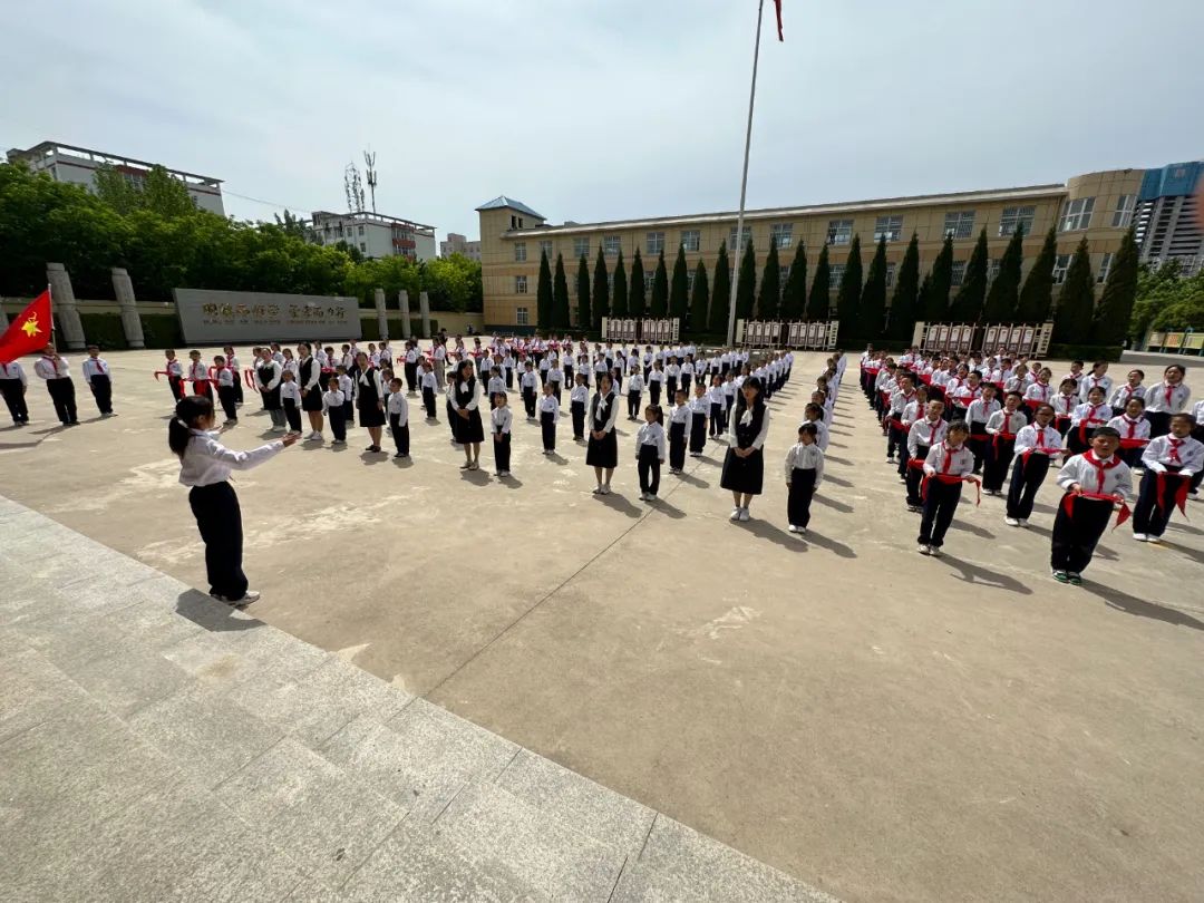 学习二十大争做好队员——盐湖区舜帝复旦示范小学少先队员分批入队仪式