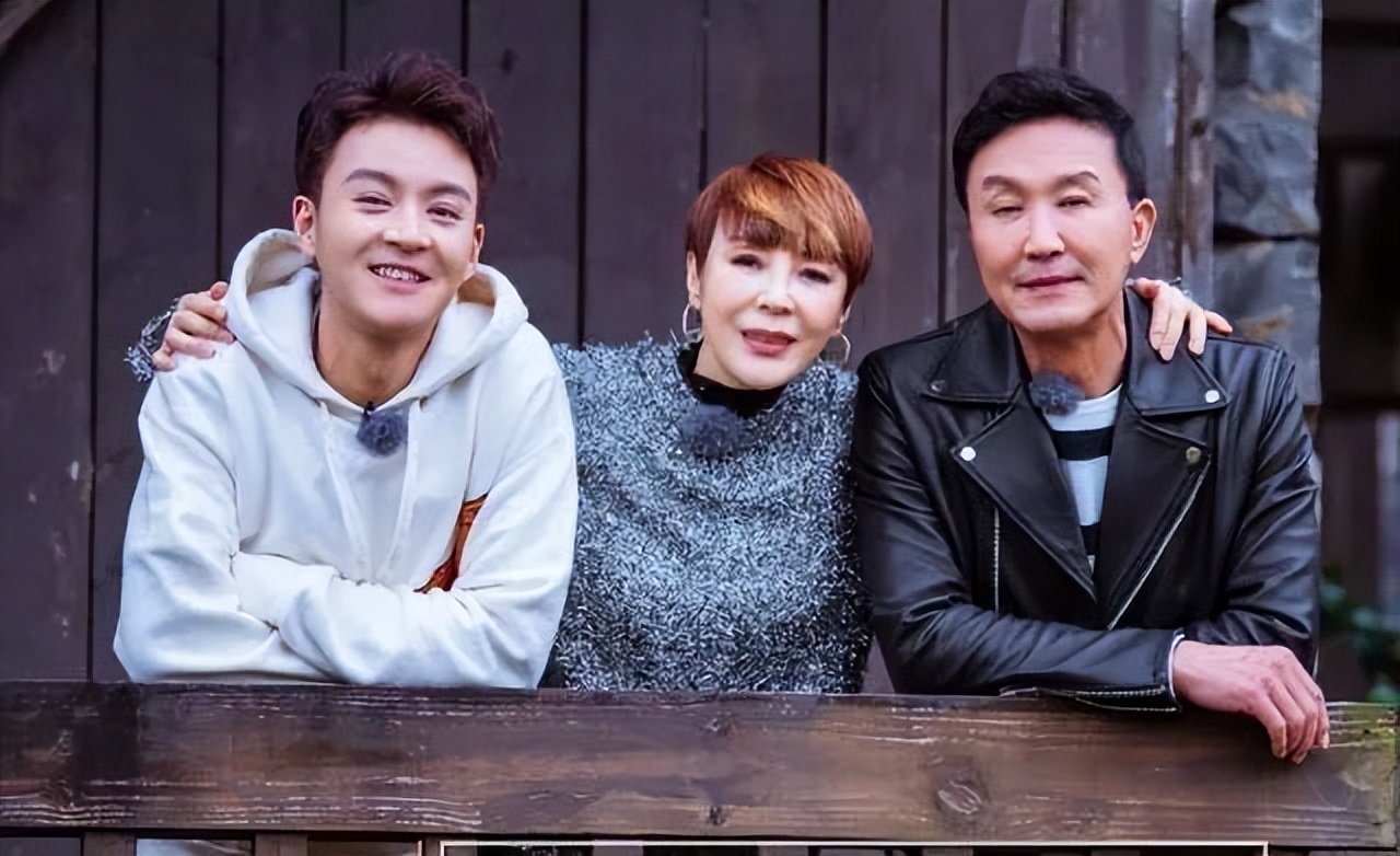 “达康书记”的妻子居然是她,用一盒冰淇淋俘获芳心,从校服到婚纱,结婚31年零绯闻