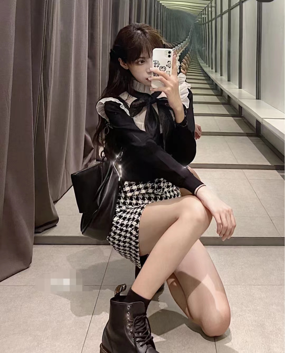 千鸟格半身裙秋冬款a字版30岁,黑白千鸟格半身裙配原绒色毛衫