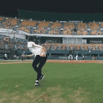 隔壁的单亲妈妈来我家借跑步机,但是为什么她还穿高跟鞋?: