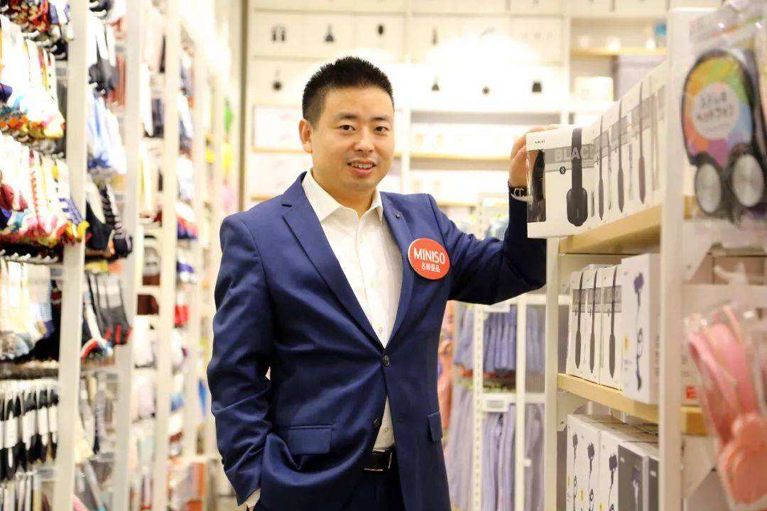 放牛娃的百亿人生：将10元店开遍全球，一年狂赚200亿