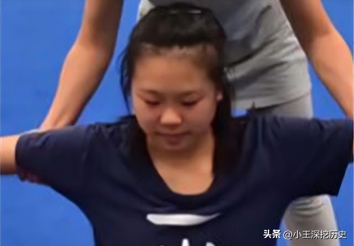 2020年高考长沙女生一字马,2020高考第一个出来的女孩一字马