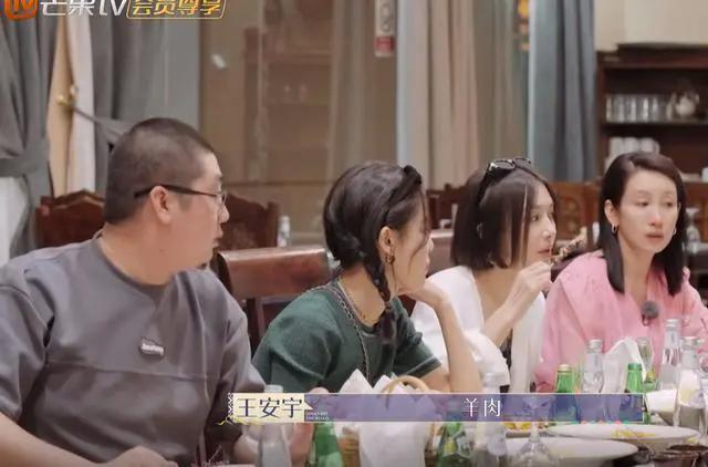 秦岚嗓子沙哑还吃烤羊肉串，自称连喝水都会被呛，水会回流到肺管