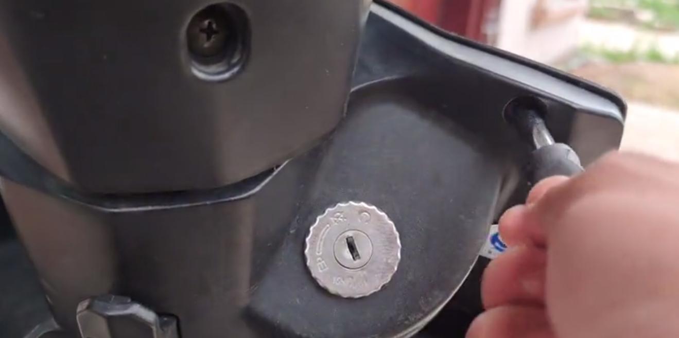 小孩把车锁了钥匙在里面,孩子把车钥匙锁后备箱