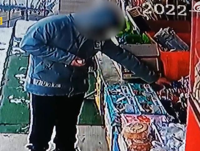 孩子在超市悄悄拿东西怎么教育,男孩在超市偷东西后续