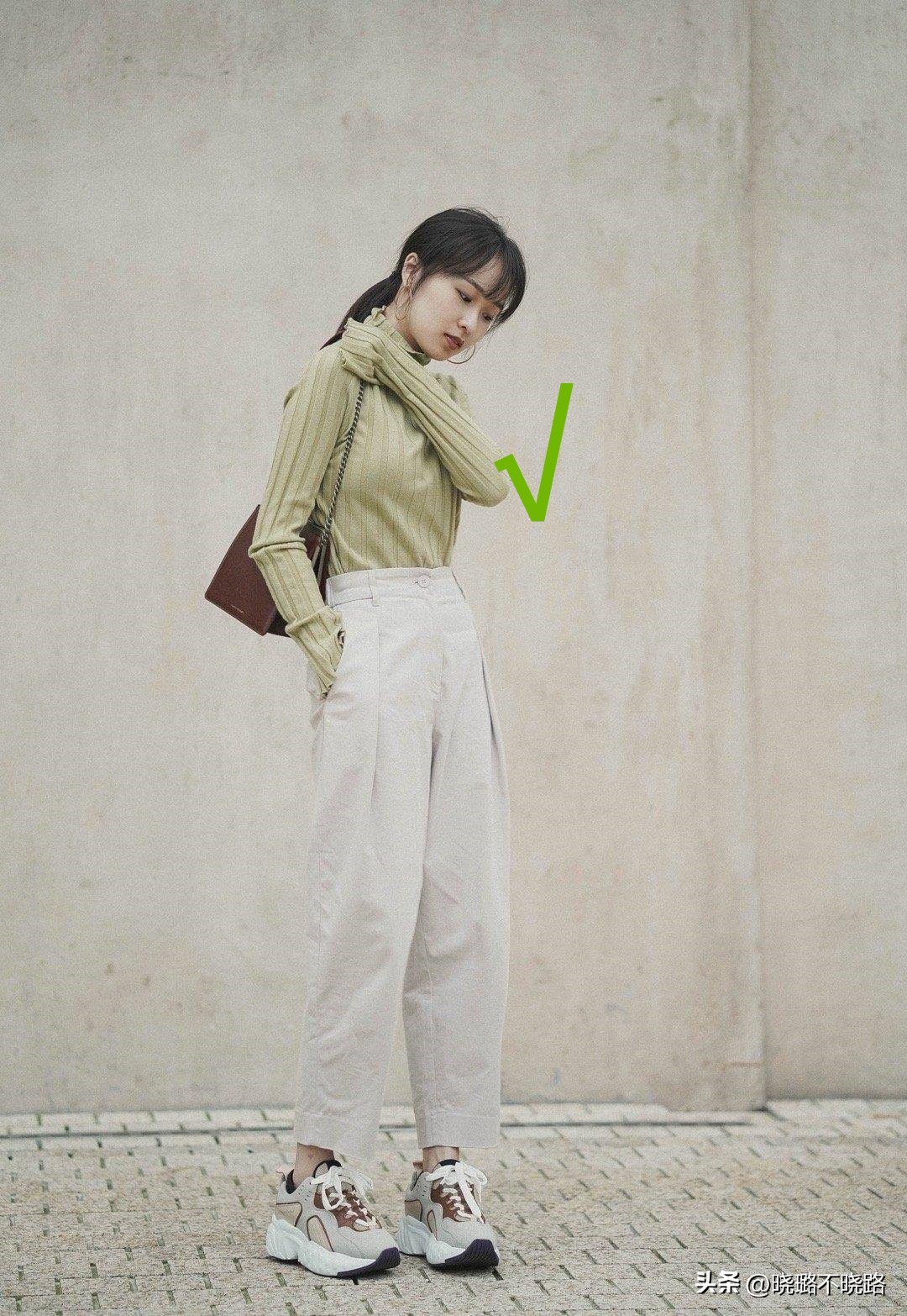 高领衫怎么搭配外套更好看,风衣半高领针织衫搭配