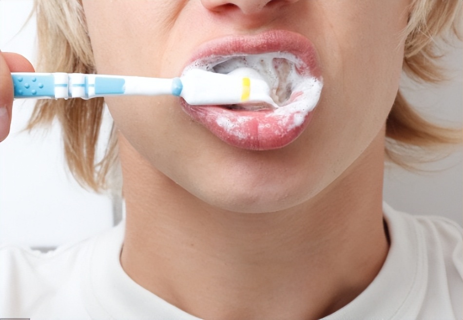 刷牙时舌苔要刷吗,刷牙要刷舌头就不会口臭吗