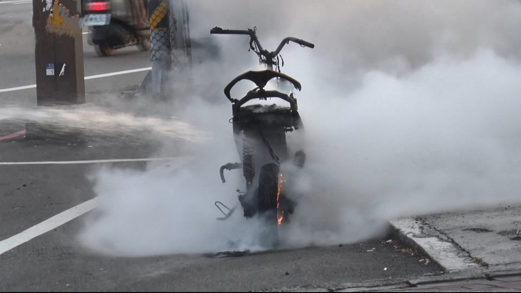 夺命100秒电动车着火有多可怕,电瓶车电池着火有多大的威力