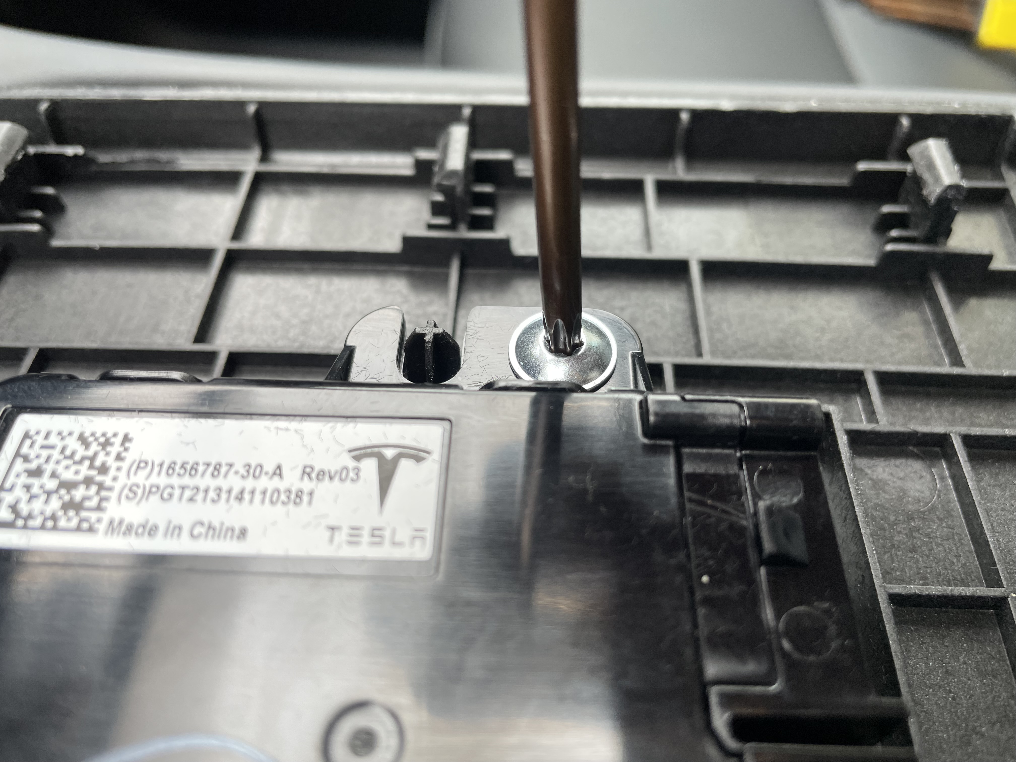 花费299元，找回Model3/Y丢失的扶手箱USB接口数据功能