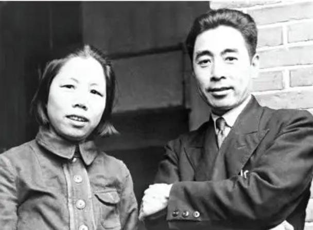 1952年*颖超邓**生病,周恩来去颐和园看望她,提醒卫士:一定要买票