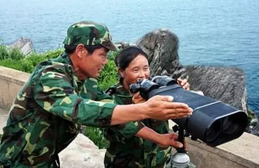 江苏夫妻驻守黄海孤岛32年，无电无淡水年薪5千，丈夫给妻子接生