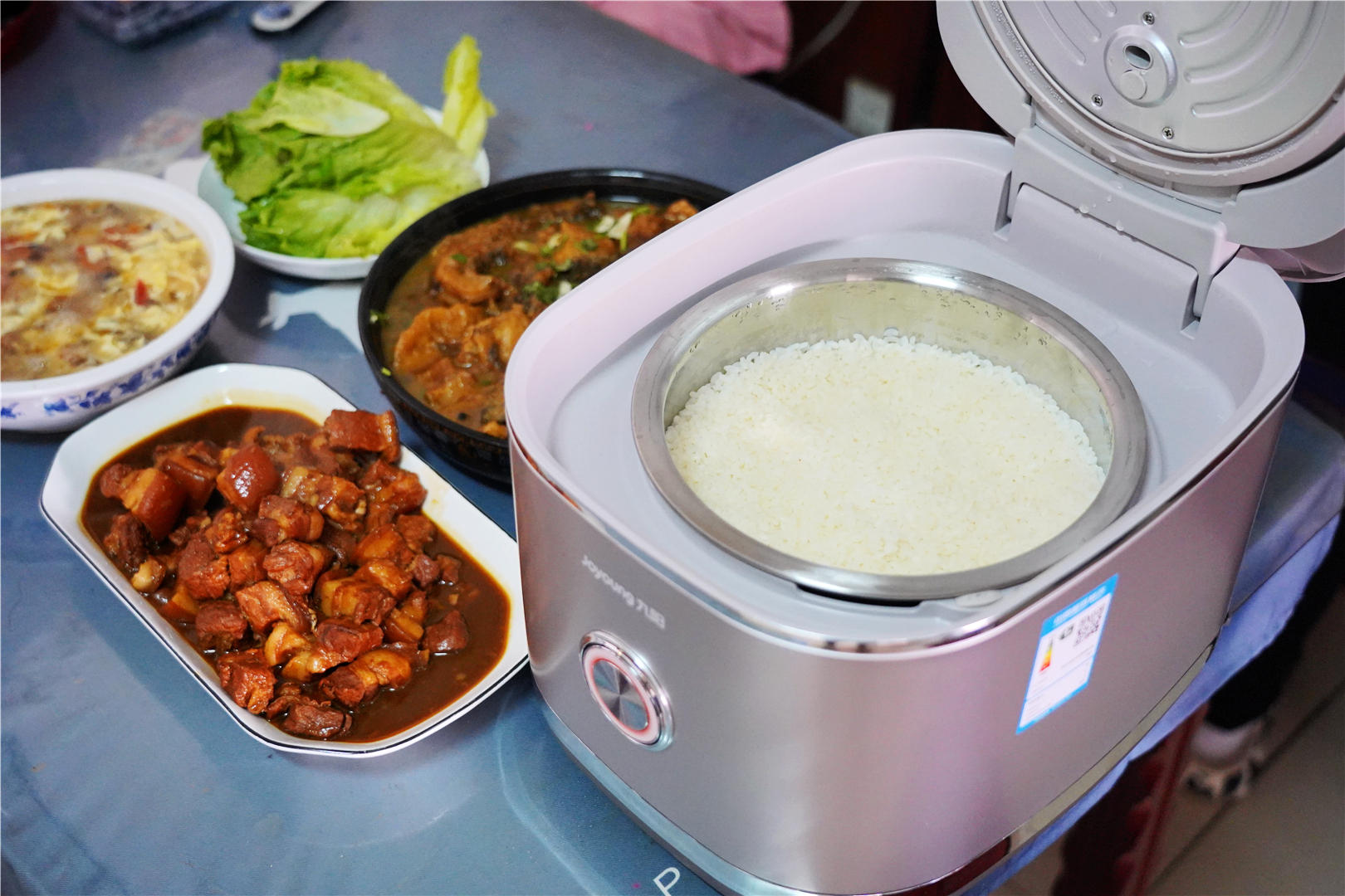 售价599元，拥有0涂层，水润膜技术，蒸饭黑科技全面释放