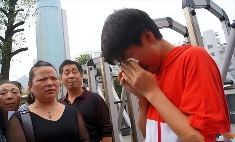 03年轰动中央的大案，19岁少年偷走高考试卷，万千考生因此落榜