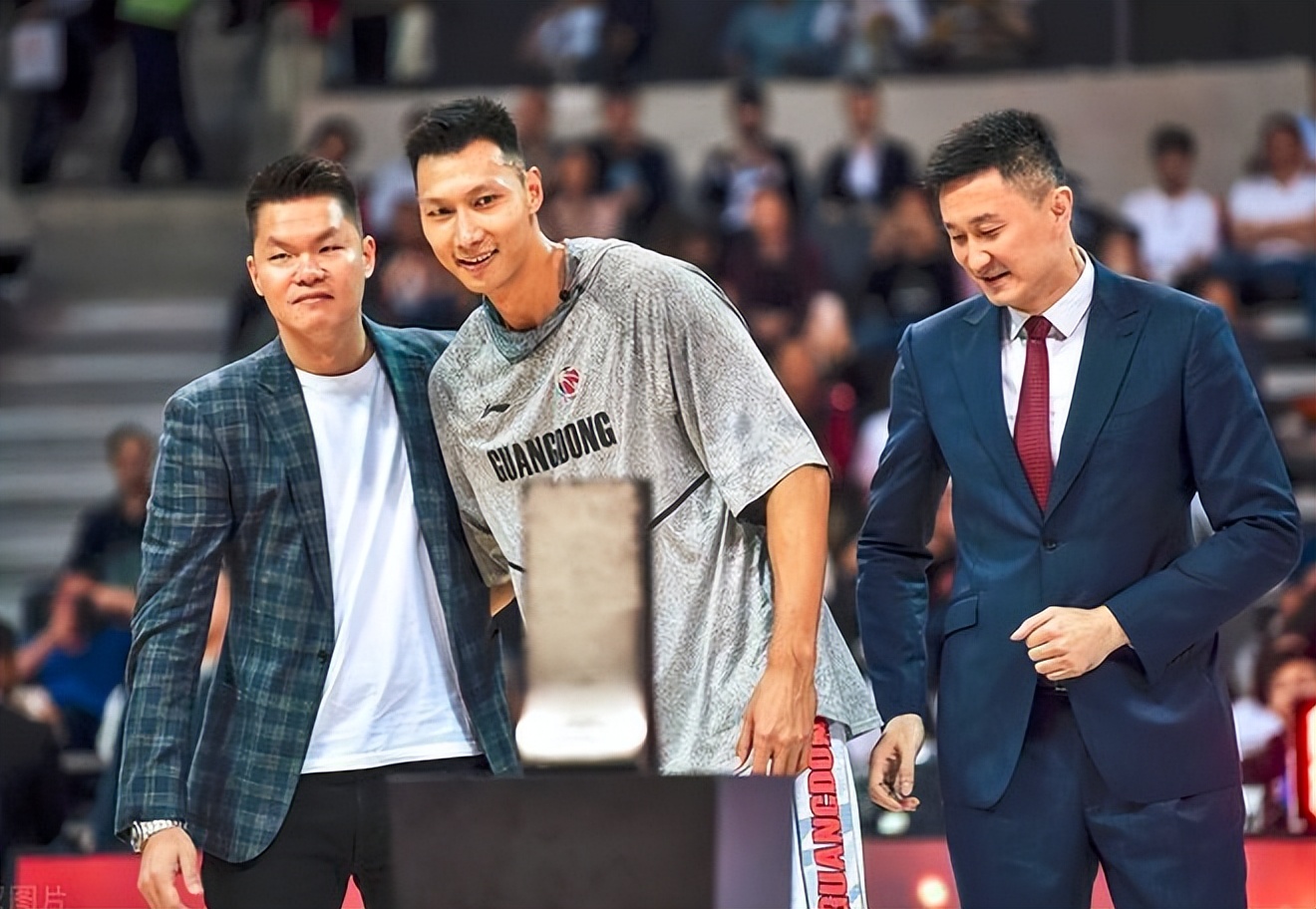 易建联退役致辞发；言感谢姚明并且，还收到姚主席一份退役礼物。