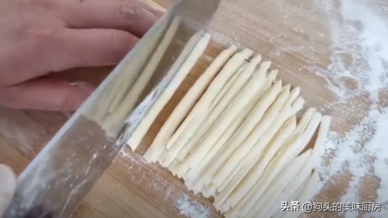 如何做沙琪玛又简单又好吃,沙琪玛这样做又脆又好吃