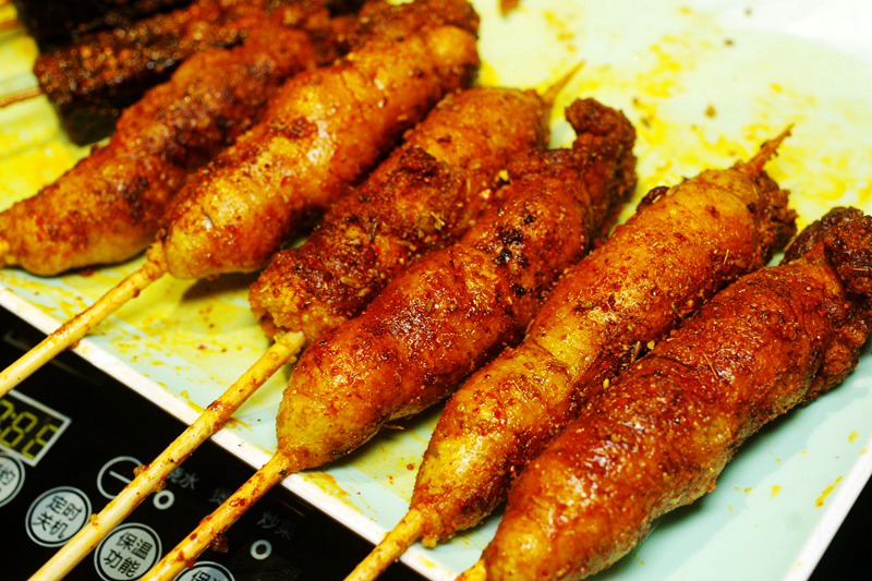 烤鱼籽烤鱼泡初体验不淡定，厦门火车站初九烧烤，撸串喝酒好实在