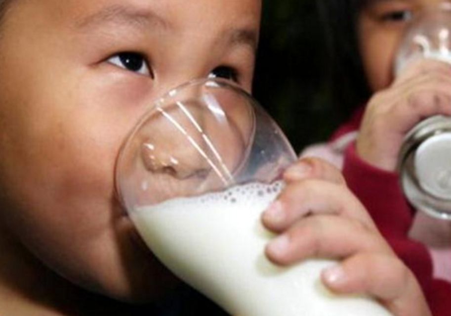2岁宝宝喝鲜奶还是配方奶,宝宝2岁后应该喝奶粉还是纯牛奶