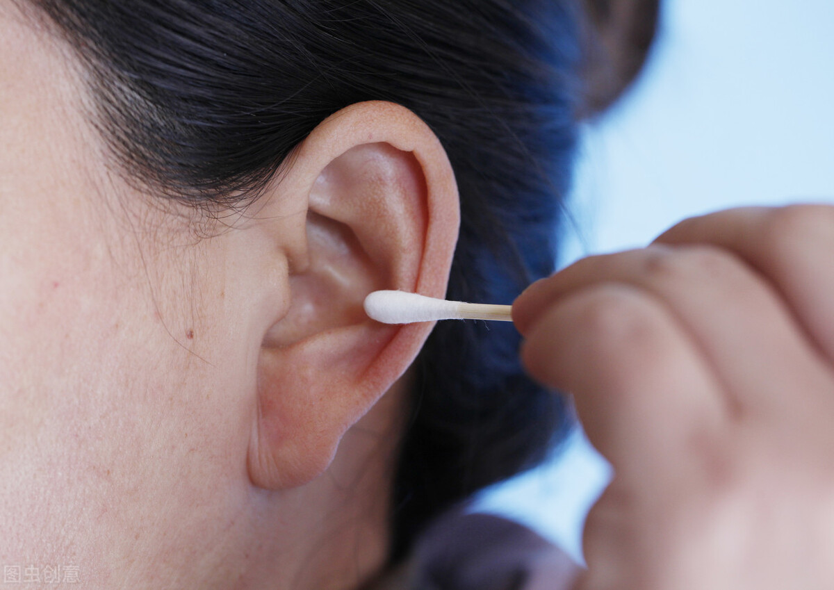 游泳耳朵进水，引起感染，未及时治疗，后果很严重