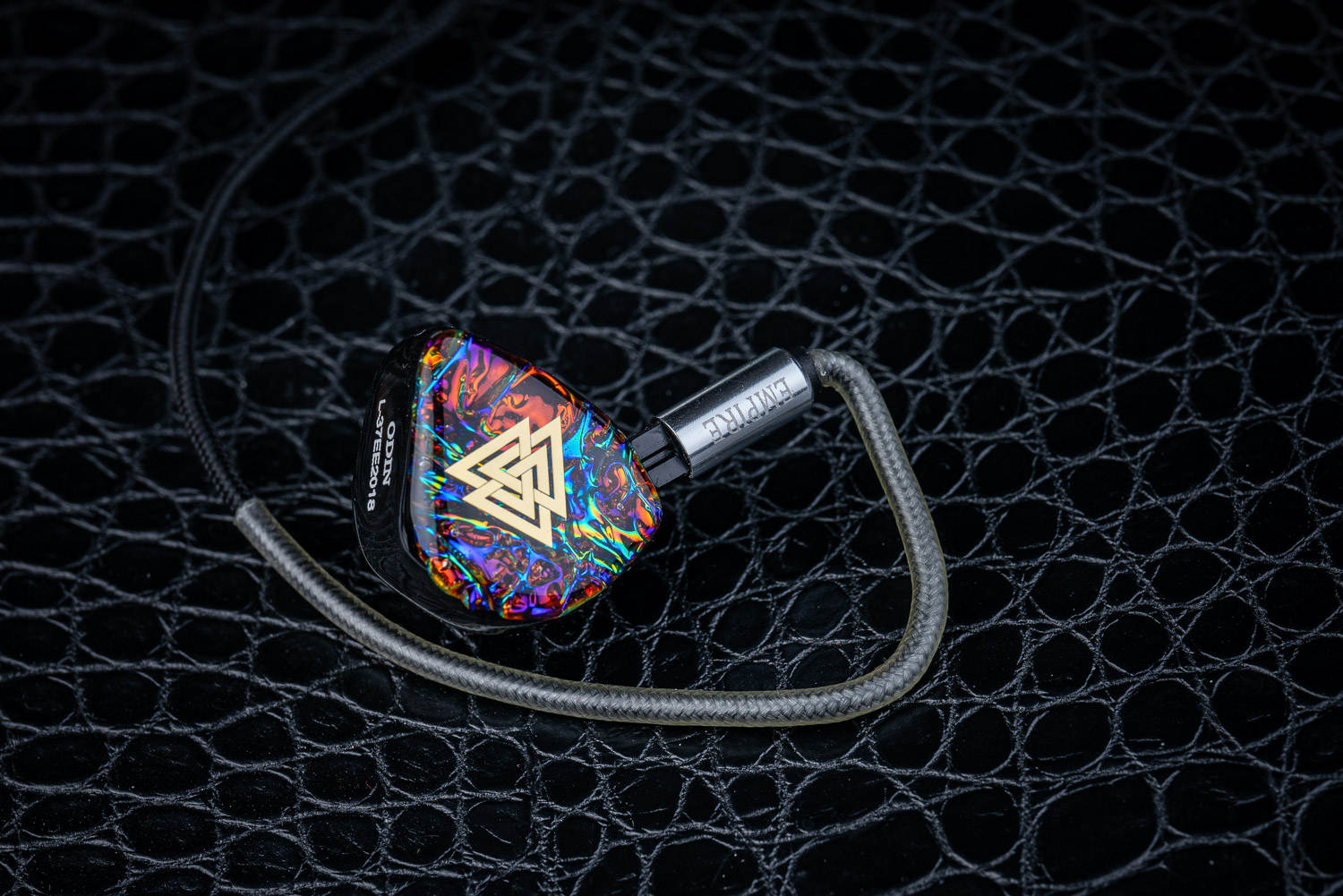 摘下面具暴露本性,摘下虚伪的面具看清自己