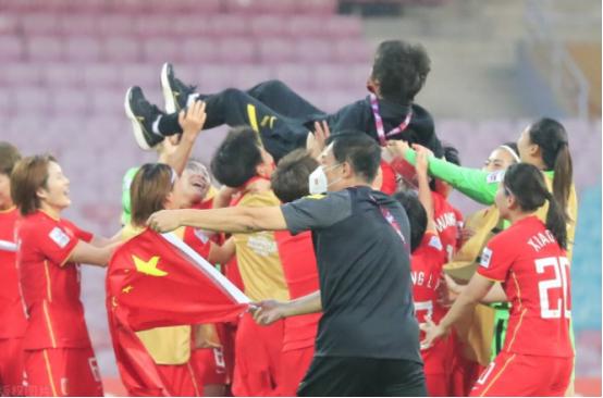 中国女足夺冠烟花,女足战胜韩国赛后庆祝视频