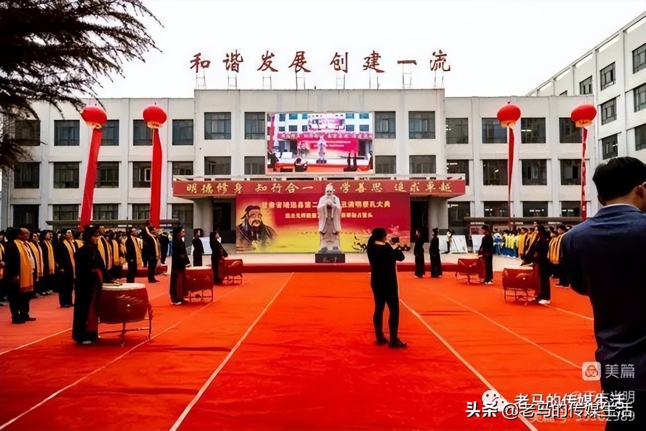 弦歌不辍芳华待灼可以形容老师吗,弦歌不辍芳华待灼的出处