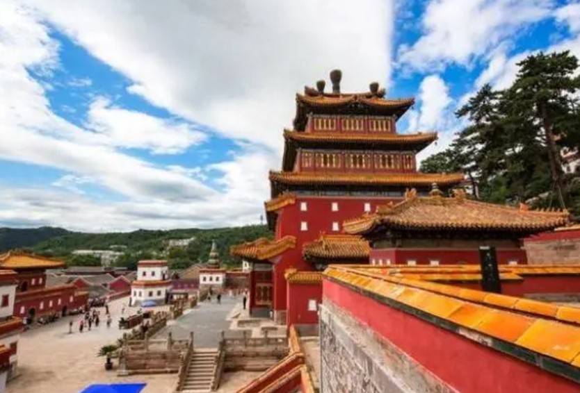 少林寺释永信一年收入多少钱,现在释永信方丈为什么不披袈裟