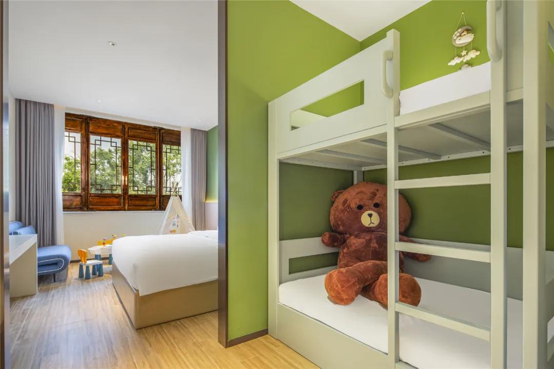 小精灵同款树屋绝了!遛娃的秘密基地,诗境家园里的度假圣地