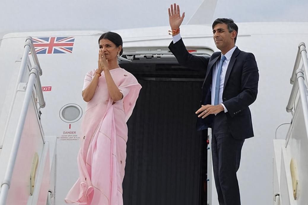 英国第一夫人在印度新照！穿粉色纱丽少女感满满，苏纳克也帅